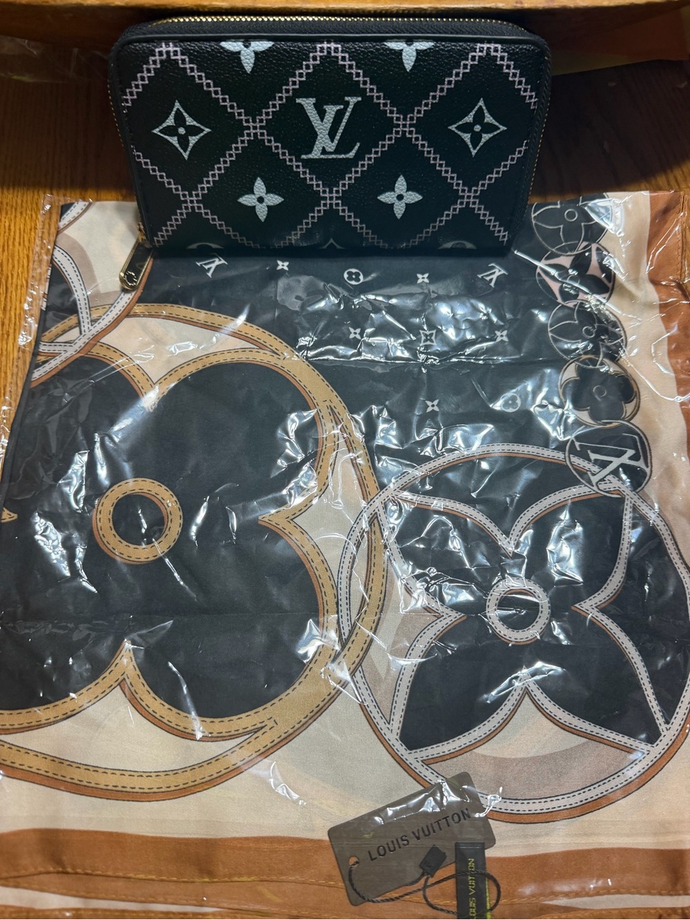 Brand new luxury  Black and Beige Monogram Zip Wallet with Logo Scarf